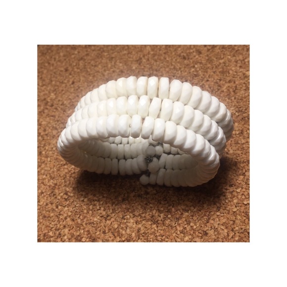 Vintage Memory Coil White Bead Bracelet - Picture 4 of 8